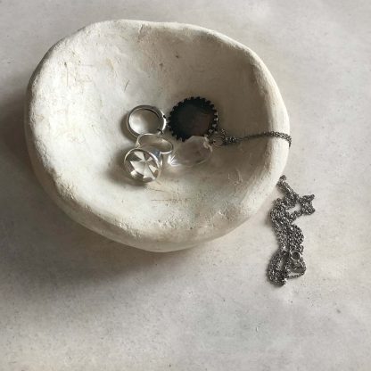 Coupelle chaux cahnvre avec bijoux