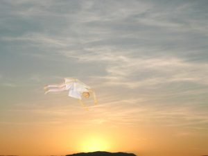 Voyage dans un ciel au crépuscule