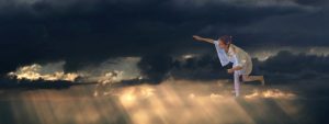 Voyage dans un ciel orageux
